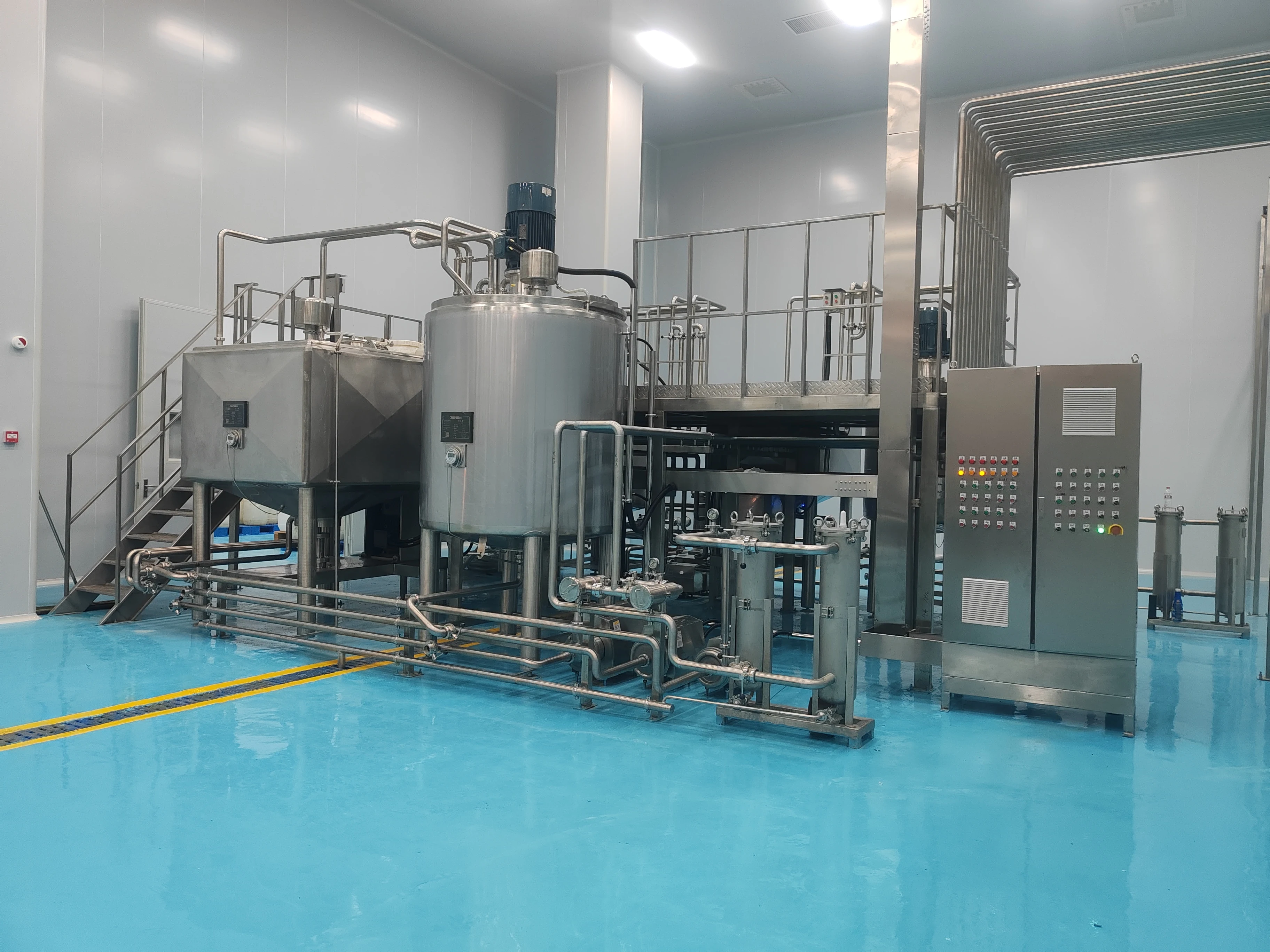 Ingredient mixing tank for beverage formula preparation